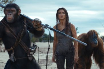 (L-R): Noa (played by Owen Teague) , Freya Allan as Nova and Raka (played by Peter Macon) in 20th Century Studios' KINGDOM OF THE PLANET OF THE APES