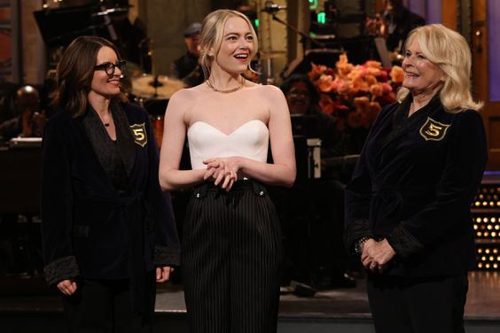 Tina Fey and Candice Bergen welcome Emma Stone to SNL Five-Timers Club